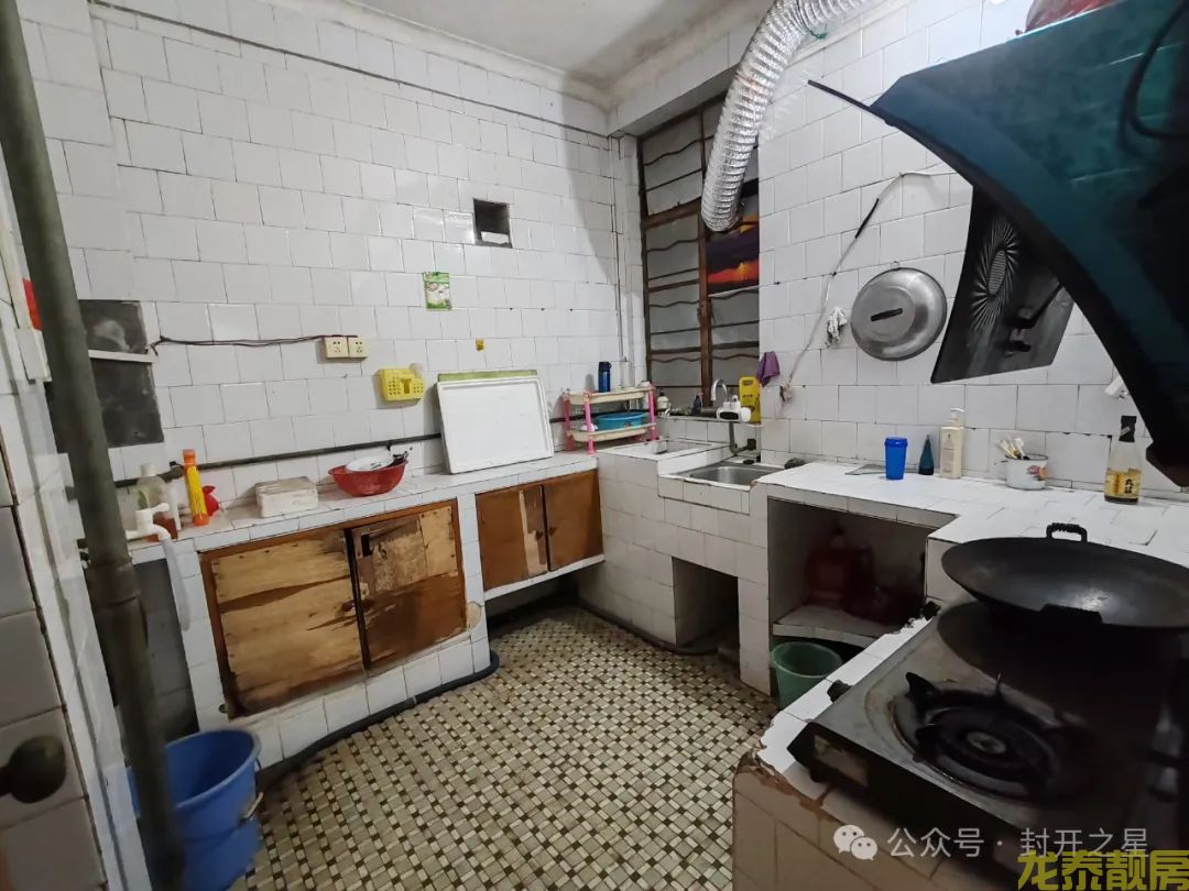 老城区中心市场附近  80方 3房  步梯2楼