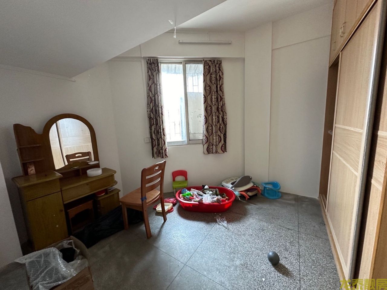 老城区 一小门口附近6楼