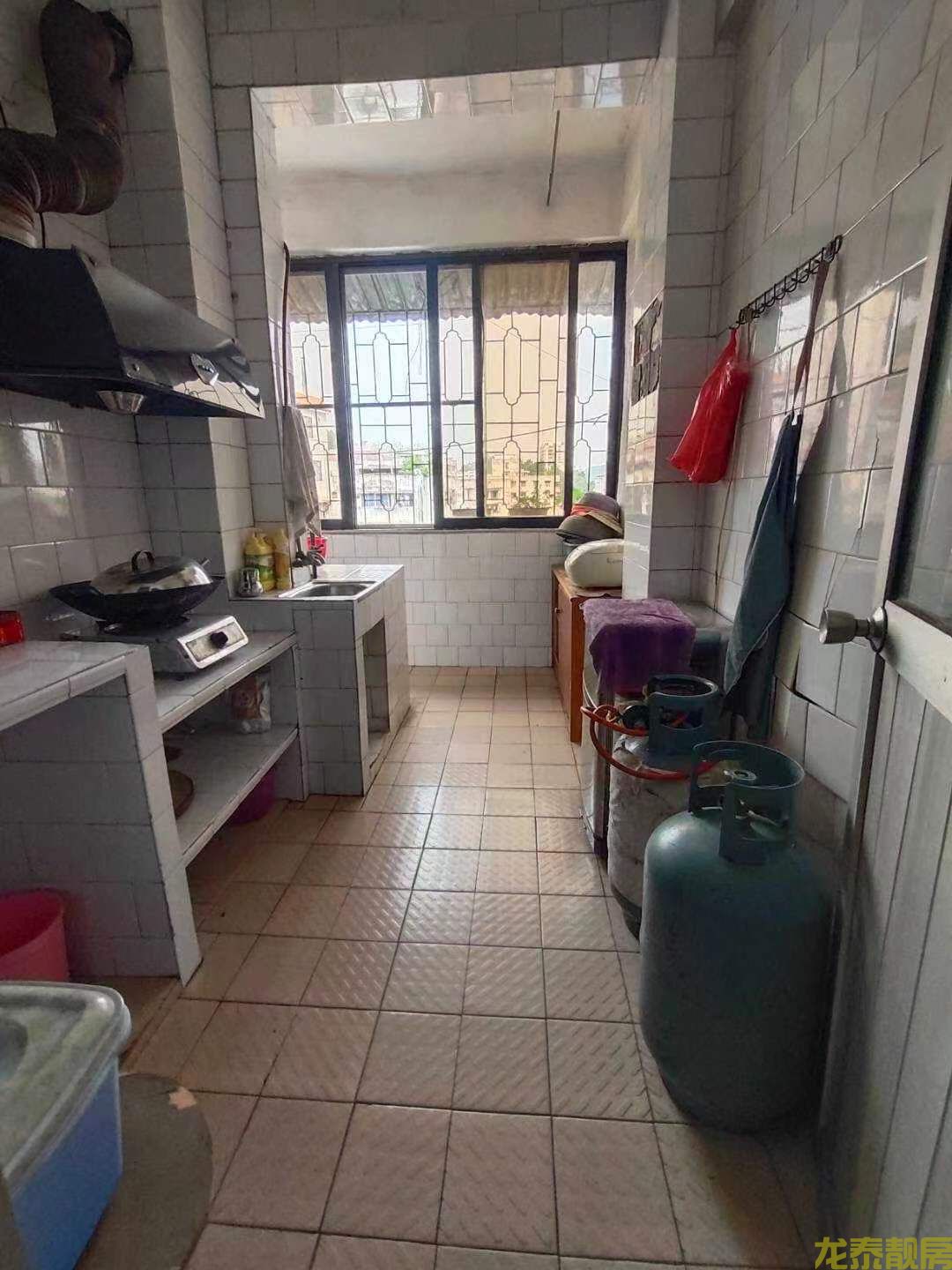 老城区江口一中附近，16.8万买三房