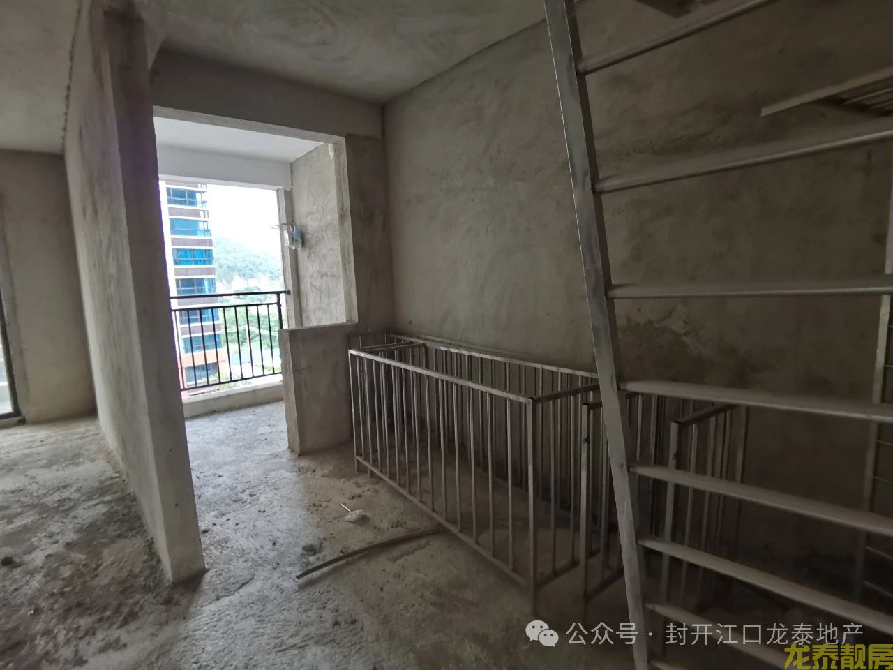 佰隆山河毛坯电梯中层4房