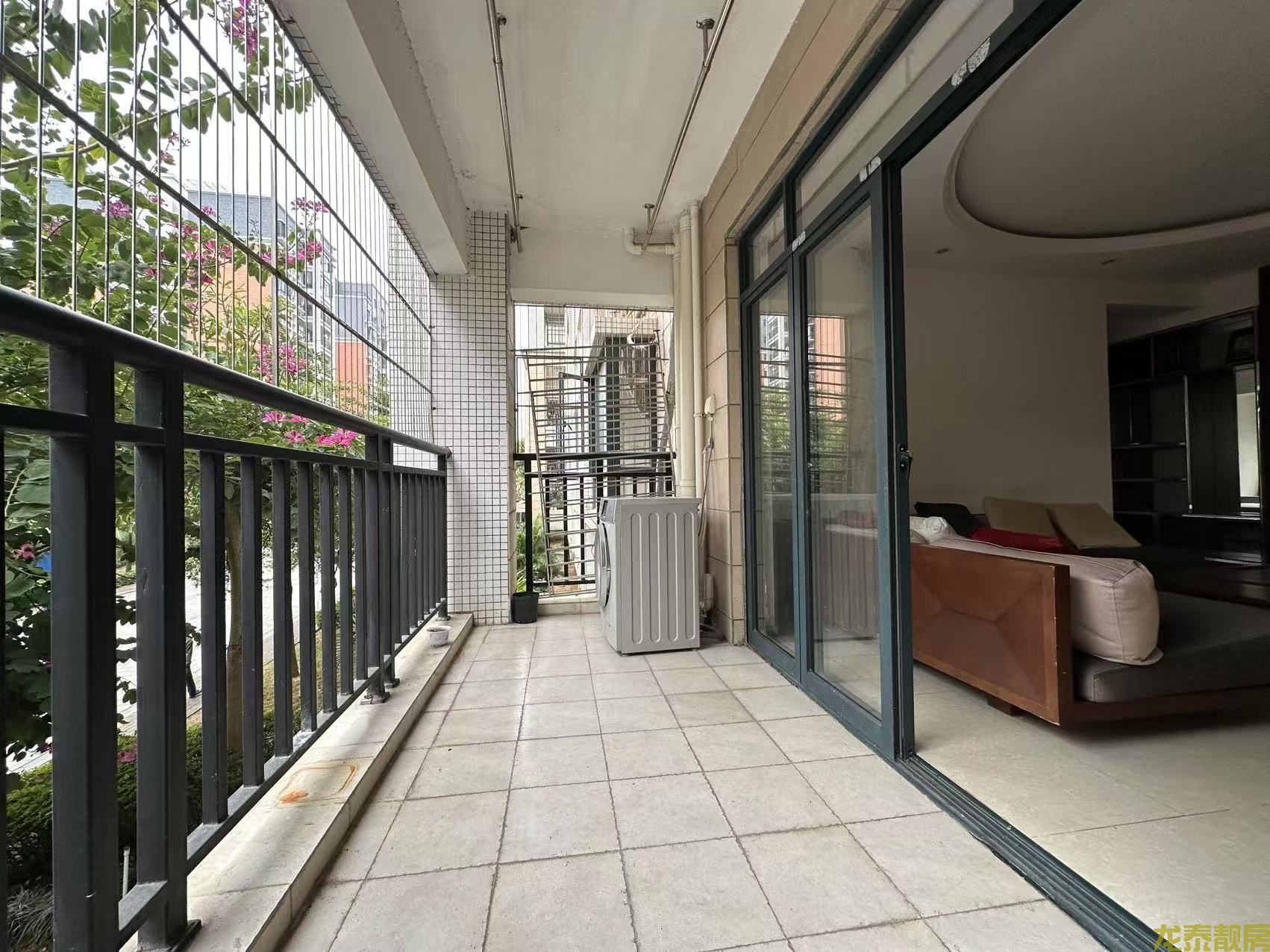 粤江花园电梯房送露台