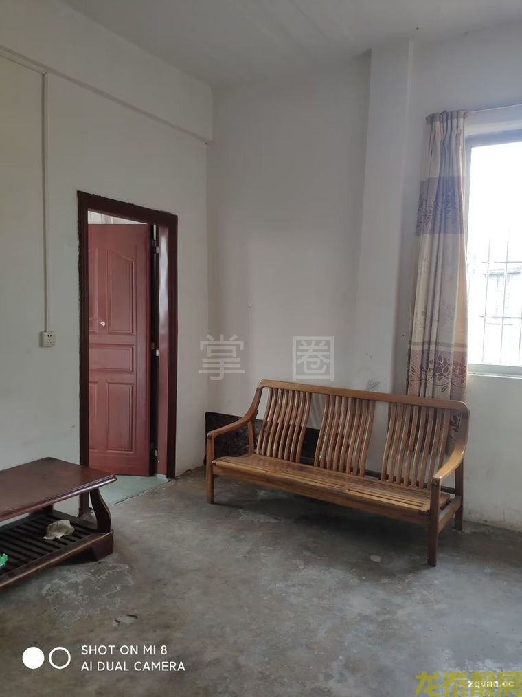 老城区红绿灯附近五楼一厅一房