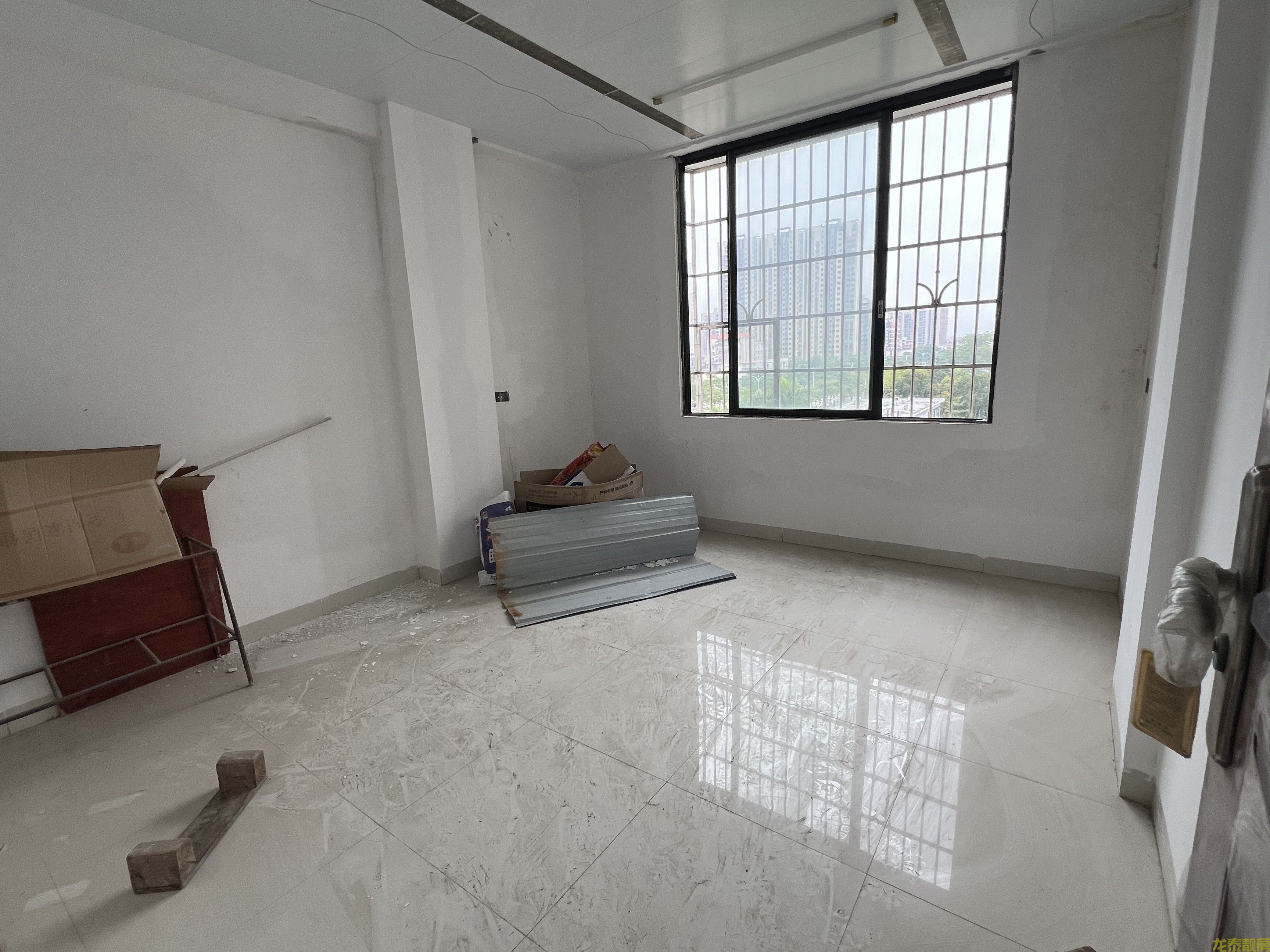 封川车站旁.步梯6楼4房，全新精装，即买即入住